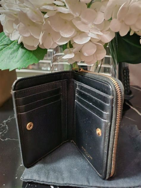 CASSANDRE MATELASSÉ compact zip around wallet in grain 